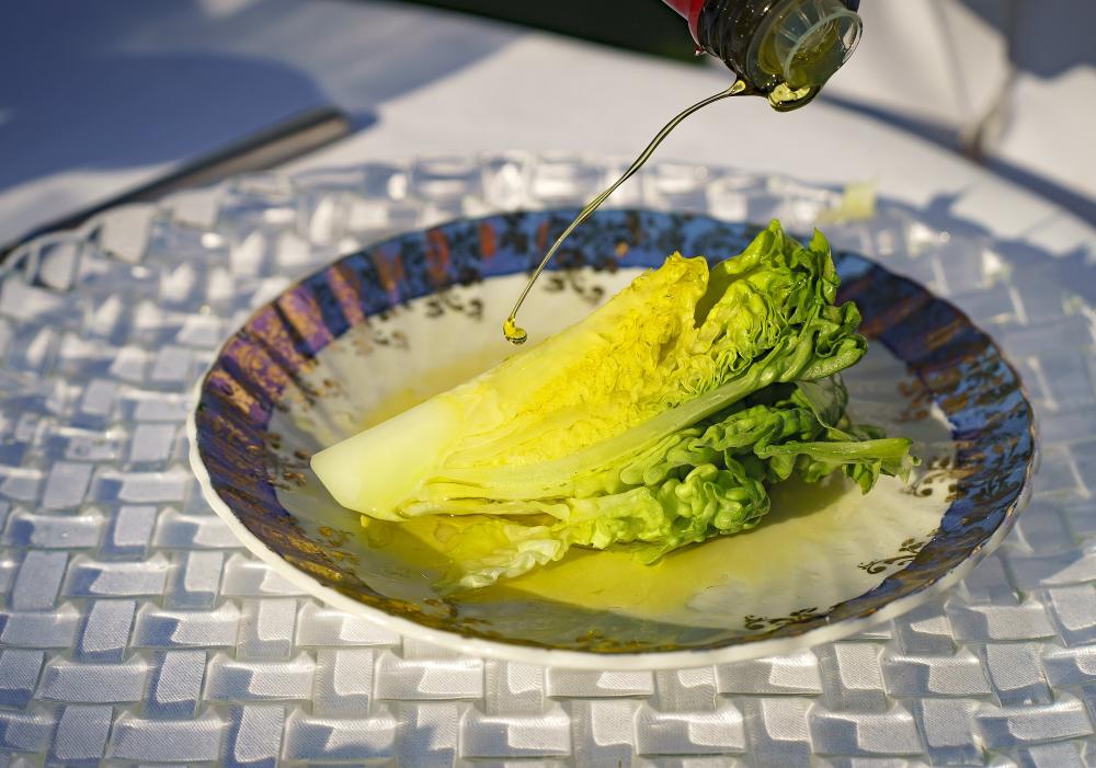 cogollo en un plato al que le cae un chorro de aceite